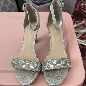 Andiamo Sophisticated silver open jeweled open toe sandal SZ 9.5m